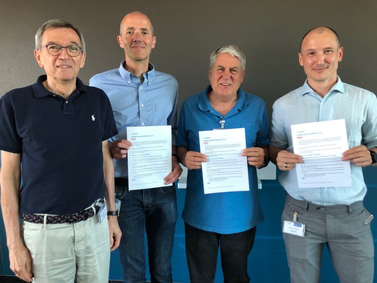 גיל אמיד, מייסד שותף וסמנכל רגולציה בפורטליקס (שני מימין) יחד עם בכירי ASAM עם הפיכת התקן שהובילה פורטליקס לתקן מחייב. צילום יחצ