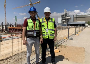 תמונה של חמודי נג'מי ואביו סמי נג'מי מחברת סמי נג'מי הנדסה ופרויקטים בע"מ, ספקים מגוונים של אינטל ישראל. צילום יחצ אינטל