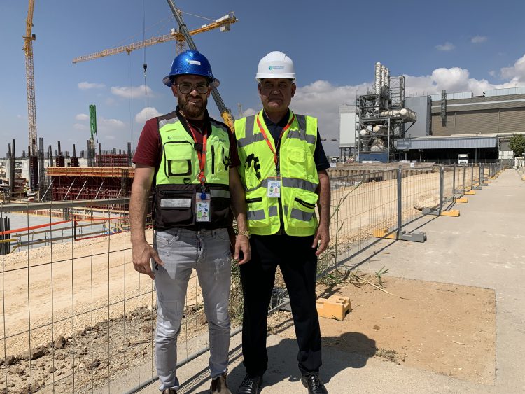 תמונה של חמודי נג'מי ואביו סמי נג'מי מחברת סמי נג'מי הנדסה ופרויקטים בע"מ, ספקים מגוונים של אינטל ישראל. צילום יחצ אינטל