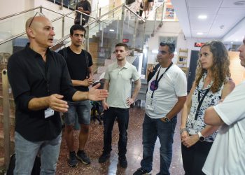 פרופ' פרדי גבאי מתדרך את המנטורים, מהנדסים מובילים מתעשיית ההייטק הישראלית. קרדיט צילום: רמי שלוש, דוברות הטכניון