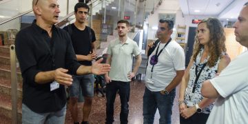 פרופ' פרדי גבאי מתדרך את המנטורים, מהנדסים מובילים מתעשיית ההייטק הישראלית. קרדיט צילום: רמי שלוש, דוברות הטכניון