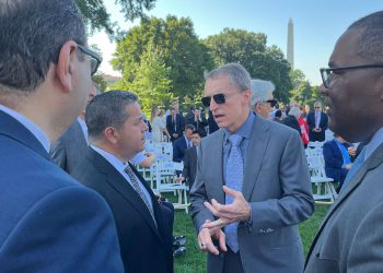 מנכ"ל אינטל, פאט גלסינגר (מרכז-ימין) משוחח עם הסנאטור בן ריי לוג'אן מניו מקסיקו לפני טקס חתימת הנשיא ביידן על הצעת חוק ה-CHIPS והמדע של ארה"ב בבית הלבן בוושינגטון. בתמונה: קיוואן אספרג'אני (משמאל), מנהל תפעול גלובלי ראשי באינטל, ואל תומפסון (מימין), סגן נשיא לקשרי ממשל בארה"ב באינטל. (קרדיט: אינטל)