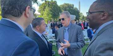 מנכ"ל אינטל, פאט גלסינגר (מרכז-ימין) משוחח עם הסנאטור בן ריי לוג'אן מניו מקסיקו לפני טקס חתימת הנשיא ביידן על הצעת חוק ה-CHIPS והמדע של ארה"ב בבית הלבן בוושינגטון. בתמונה: קיוואן אספרג'אני (משמאל), מנהל תפעול גלובלי ראשי באינטל, ואל תומפסון (מימין), סגן נשיא לקשרי ממשל בארה"ב באינטל. (קרדיט: אינטל)