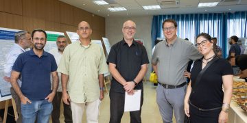 נציגי המרכז האקדמי לב ונציגי KLA. צילום: מיכאל ארנבורג