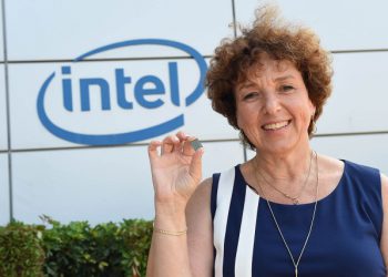 שלומית וייס, סגנית נשיא בכירה באינטל בתמונה עת השיקה מעבד חדש שפותח בישראל צילום: יח"צ אינטל