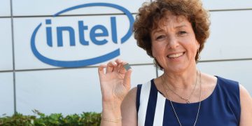 שלומית וייס, סגנית נשיא בכירה באינטל בתמונה עת השיקה מעבד חדש שפותח בישראל צילום: יח"צ אינטל