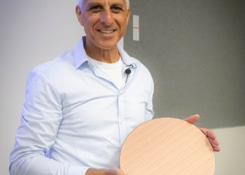 דניאל בן עטר, סגן נשיא בכיר באינטל ומנהל כל מפעלי הייצור שלה ברחבי העולם מחזיק את פרוסת השבבים הראשונה של מעבדי רפטור לייק שיצאה מקו הייצור במפעל בקרית גת, במהלך סיור עיתונאים במפעל, 14/9/22. צילום יחצ אינטל