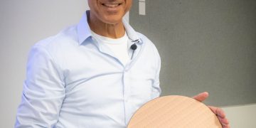 דניאל בן עטר, סגן נשיא בכיר באינטל ומנהל כל מפעלי הייצור שלה ברחבי העולם מחזיק את פרוסת השבבים הראשונה של מעבדי רפטור לייק שיצאה מקו הייצור במפעל בקרית גת, במהלך סיור עיתונאים במפעל, 14/9/22. צילום יחצ אינטל