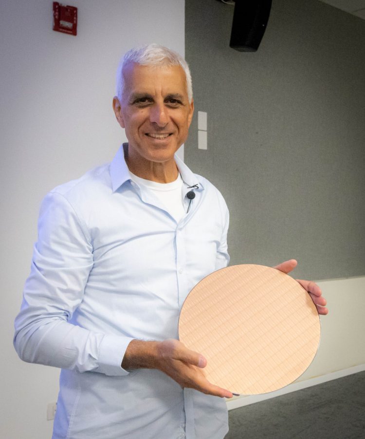 דניאל בן עטר, סגן נשיא בכיר באינטל ומנהל כל מפעלי הייצור שלה ברחבי העולם מחזיק את פרוסת השבבים הראשונה של מעבדי רפטור לייק שיצאה מקו הייצור במפעל בקרית גת, במהלך סיור עיתונאים במפעל, 14/9/22. צילום יחצ אינטל