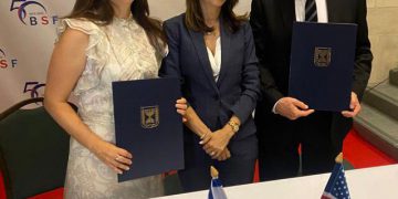 מימין לשמאל: פרופ׳ אבי ישראלי, יו״ר BSF; שרת החדשנות, אורית פרקש הכהן; מנכ״לית משרד החדשנות, המדע והטכנולוגיה, הילה חדד חמלניק. קרדיט צילום: שמוליק עלמני.