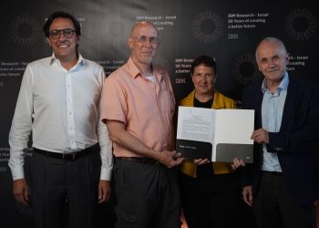 ראשמימין לשמאל: נשיא האוניברסיטה העברית, פרופ' אשר כהן, סגנית נשיא IBM לבינה מלאכותית ומנהלת מעבדת המחקר בישראל ד"ר איה סופר, המשנה לנשיא הטכניון למחקר, פרופ' קובי רובינשטיין וסגן נשיא בכיר וראש חטיבת המחקר של IBM, ד"ר דריו גיל. קרדיט: דניאל אליאור י הטכניון והאוניברסיטה העברית עם מנהלי מרכז המחקר של יבמ בישראל. צילום יחצ באדיבות יבמ