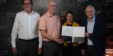 ראשמימין לשמאל: נשיא האוניברסיטה העברית, פרופ' אשר כהן, סגנית נשיא IBM לבינה מלאכותית ומנהלת מעבדת המחקר בישראל ד"ר איה סופר, המשנה לנשיא הטכניון למחקר, פרופ' קובי רובינשטיין וסגן נשיא בכיר וראש חטיבת המחקר של IBM, ד"ר דריו גיל. קרדיט: דניאל אליאור י הטכניון והאוניברסיטה העברית עם מנהלי מרכז המחקר של יבמ בישראל. צילום יחצ באדיבות יבמ