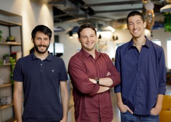 טל בן פורת, סמנכ'ל טכנולוגיות ומייסד שותף, גלעד שפירא, מנכ'ל ומייסד שותף, אור שבתאי, מייסד שותף וראש מחלקת מחקר. צילום- עומר הכהן