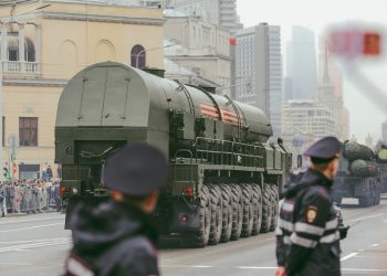 מצעד צבאי ביום הניצחון על הנאצים - 9 במאי 2017 ברחובות מוסקבה. הנשק כיום מכיל שבבים פגומים מתוצרת סין. אילוסטרציה: depositphotos.com