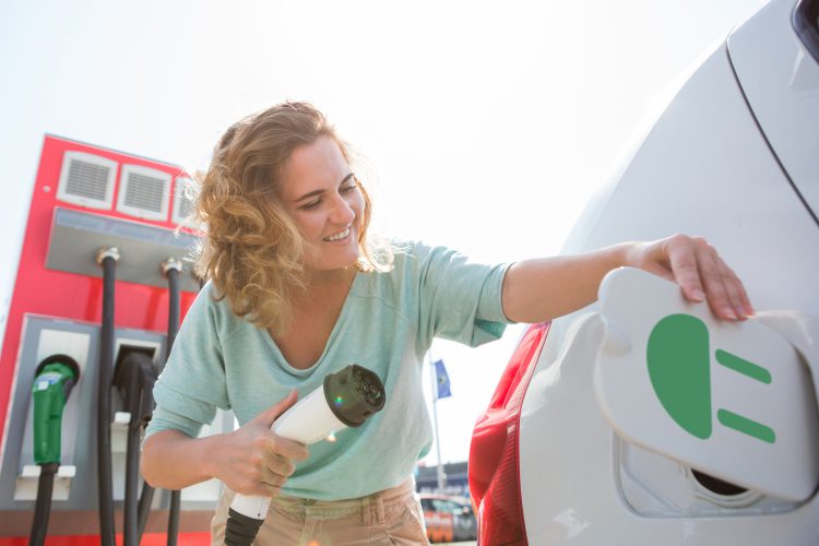 הטענת רכב חשמלי. אילוסטרציה: depositphotos.com