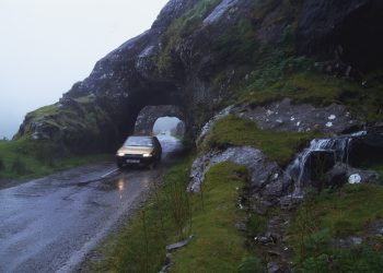 מנהרת סלעים בכביש כפרי באירלנד. אילוסטרציה: depositphotos.com