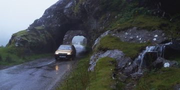 מנהרת סלעים בכביש כפרי באירלנד. אילוסטרציה: depositphotos.com