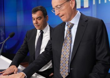 מנכ"ל אינטל פט גלסינגר ומנכ"ל מובילאיי פרופ' אמנון שעשוע חונכים את המסחר בבורסה בניו יורק ב-26/10/2022. צילום יחצ