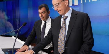 מנכ"ל אינטל פט גלסינגר ומנכ"ל מובילאיי פרופ' אמנון שעשוע חונכים את המסחר בבורסה בניו יורק ב-26/10/2022. צילום יחצ