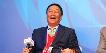 טרי גו, יו"ר Hon Hai Precision Industry ו-Foxconn Technology Group, מגיב בפורום במהלך ועידת האינטרנט העולמית השנייה, בטונגשיאנג, במזרח מחוז ג'ג'יאנג בסין, 16 בדצמבר. 2015.