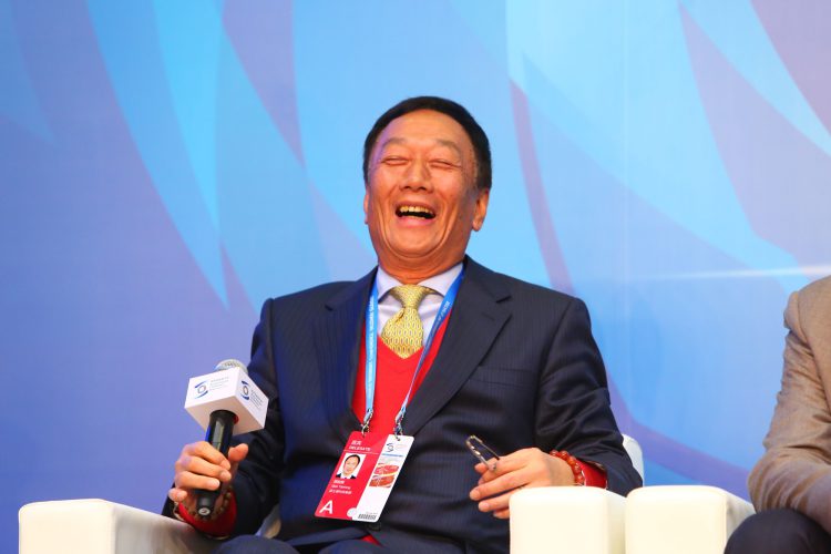 טרי גו, יו"ר Hon Hai Precision Industry ו-Foxconn Technology Group, מגיב בפורום במהלך ועידת האינטרנט העולמית השנייה, בטונגשיאנג, במזרח מחוז ג'ג'יאנג בסין, 16 בדצמבר. 2015.