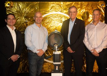 מימין לשמאל: אבי ברגר, תת אלוף במילואים, ראש תוכנית החלל במפאת משהב"ט, אריה הלזבנד, מנכ״ל אסטרוסקייל ישראל, אמיר גבר, סמנכ"ל תוכניות אסטרוסקייל ישראל, רון לופז, נשיא ומנהל אסטרוסקייל ארה״ב. צילום: דויט דהן