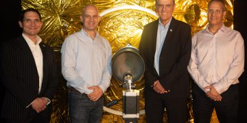 מימין לשמאל: אבי ברגר, תת אלוף במילואים, ראש תוכנית החלל במפאת משהב"ט, אריה הלזבנד, מנכ״ל אסטרוסקייל ישראל, אמיר גבר, סמנכ"ל תוכניות אסטרוסקייל ישראל, רון לופז, נשיא ומנהל אסטרוסקייל ארה״ב. צילום: דויט דהן