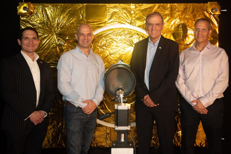 מימין לשמאל: אבי ברגר, תת אלוף במילואים, ראש תוכנית החלל במפאת משהב"ט, אריה הלזבנד, מנכ״ל אסטרוסקייל ישראל, אמיר גבר, סמנכ"ל תוכניות אסטרוסקייל ישראל, רון לופז, נשיא ומנהל אסטרוסקייל ארה״ב. צילום: דויט דהן