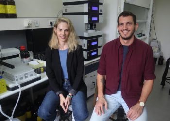 מימין לשמאל- איתי קציר וד"ר אילה למפל. צילום דוברות אוניברסיטת תל אביב