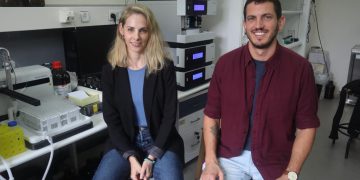 מימין לשמאל- איתי קציר וד"ר אילה למפל. צילום דוברות אוניברסיטת תל אביב