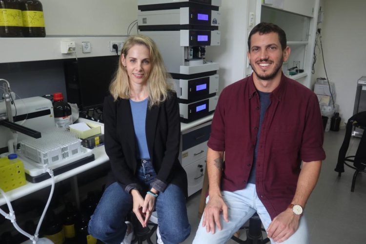 מימין לשמאל- איתי קציר וד"ר אילה למפל. צילום דוברות אוניברסיטת תל אביב