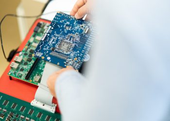 מערך ממריסטורים בבדיקה תחת probe station. קרדיט צילום: ניצן זוהר, דוברות הטכניון