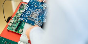 מערך ממריסטורים בבדיקה תחת probe station. קרדיט צילום: ניצן זוהר, דוברות הטכניון