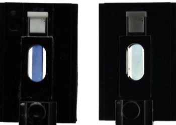 משמאל: פס כחלחל, שקוף למחצה של הפולימר PEDOT לפני שלב העיבוד הסופי; מימין: הפולימר הגמיש והשקוף PEDOT(OH) לאחר השלב הסופי. [באדיבות: James Ponder]