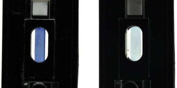 משמאל: פס כחלחל, שקוף למחצה של הפולימר PEDOT לפני שלב העיבוד הסופי; מימין: הפולימר הגמיש והשקוף PEDOT(OH) לאחר השלב הסופי. [באדיבות: James Ponder]