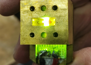 אור ירוק שואב את פגמי ה-Nitrogen vacancey בגביש יהלום הנצא במהוד מתכתי ומאפשר את פעולת מגבר המיקרוגל הקוונטי ברעש נמוך. קרדיט צילום : דוברות הטכניון