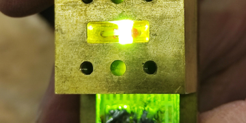 אור ירוק שואב את פגמי ה-Nitrogen vacancey בגביש יהלום הנצא במהוד מתכתי ומאפשר את פעולת מגבר המיקרוגל הקוונטי ברעש נמוך. קרדיט צילום : דוברות הטכניון