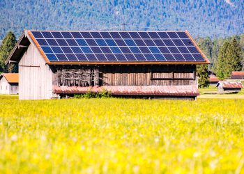 גג סולארי על אסם חקלאי. אילוסטרציה: depositphotos.com