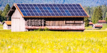 גג סולארי על אסם חקלאי. אילוסטרציה: depositphotos.com