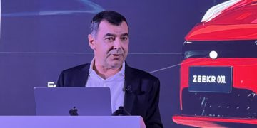 פרופ' אמנון שעשוע בהרצאה בכנס CES 2023. צילום: אבי בליזובסקי