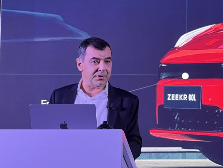 פרופ' אמנון שעשוע בהרצאה בכנס CES 2023. צילום: אבי בליזובסקי