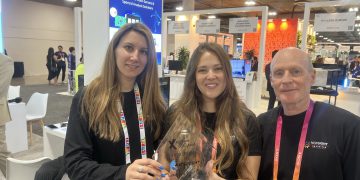 צוות ניוסייט בביתן הישראלי בתערוכת CES 2023. צילום: אבי בליזובסקי