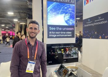 אורן דבי, מנכ"ל visionary.ai בביתן הישראלי בתערוכת CES 2023. צילום: אבי בליזובסקי