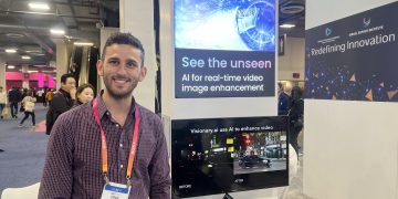 אורן דבי, מנכ"ל visionary.ai בביתן הישראלי בתערוכת CES 2023. צילום: אבי בליזובסקי