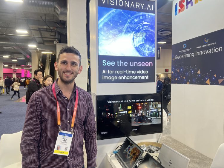 אורן דבי, מנכ"ל visionary.ai בביתן הישראלי בתערוכת CES 2023. צילום: אבי בליזובסקי