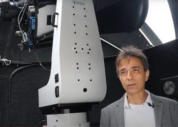 פרופ' ירון עוז במצפה הלווינים. צילום מסך מתוך ערוץ היוטיוב של אוניברסיטת תל אביב