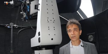 פרופ' ירון עוז במצפה הלווינים. צילום מסך מתוך ערוץ היוטיוב של אוניברסיטת תל אביב