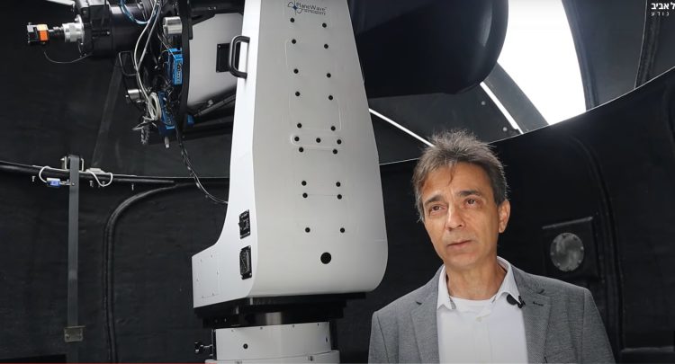 פרופ' ירון עוז במצפה הלווינים. צילום מסך מתוך ערוץ היוטיוב של אוניברסיטת תל אביב