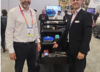 מימין: רוג'ר אורדמן סמנכל לשיווק ופיתוח עסקי, אורורה לאבס_סקוט ווינדר מנהל הנדסת מערכות אינפיניון טכנולוגיות. צילום_Aurora Labs