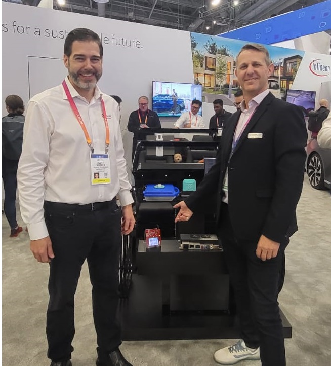 מימין: רוג'ר אורדמן סמנכל לשיווק ופיתוח עסקי, אורורה לאבס_סקוט ווינדר מנהל הנדסת מערכות אינפיניון טכנולוגיות. צילום_Aurora Labs